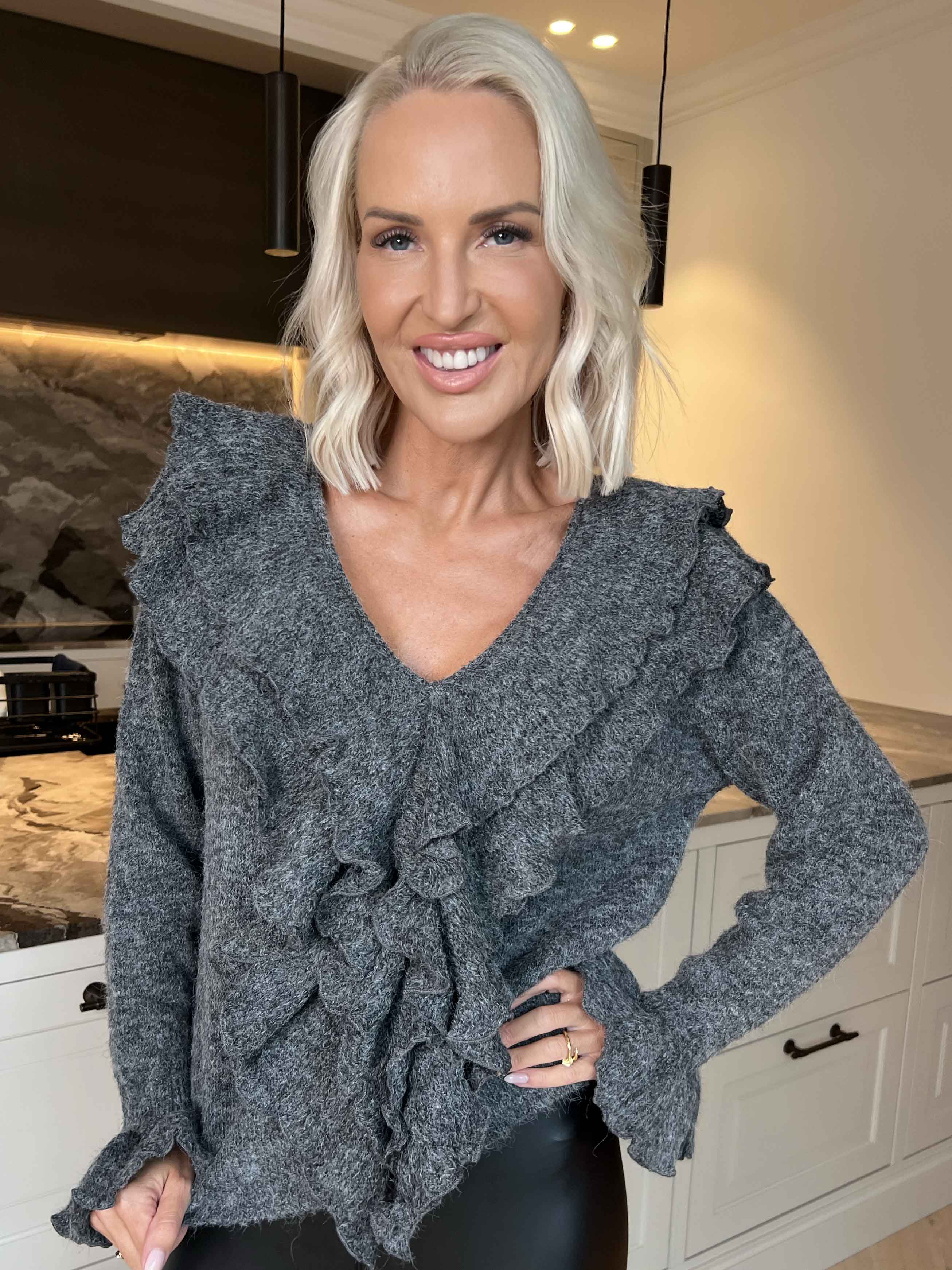 Serina - Feminin strikbluse med fine flæsedetaljer